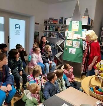 Andrea und Kinder, die ihr zuhören