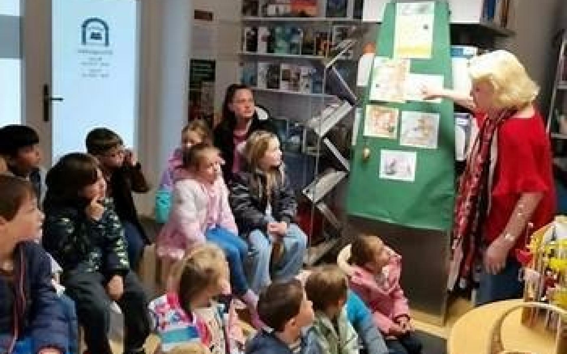 Andrea und Kinder, die ihr zuhören