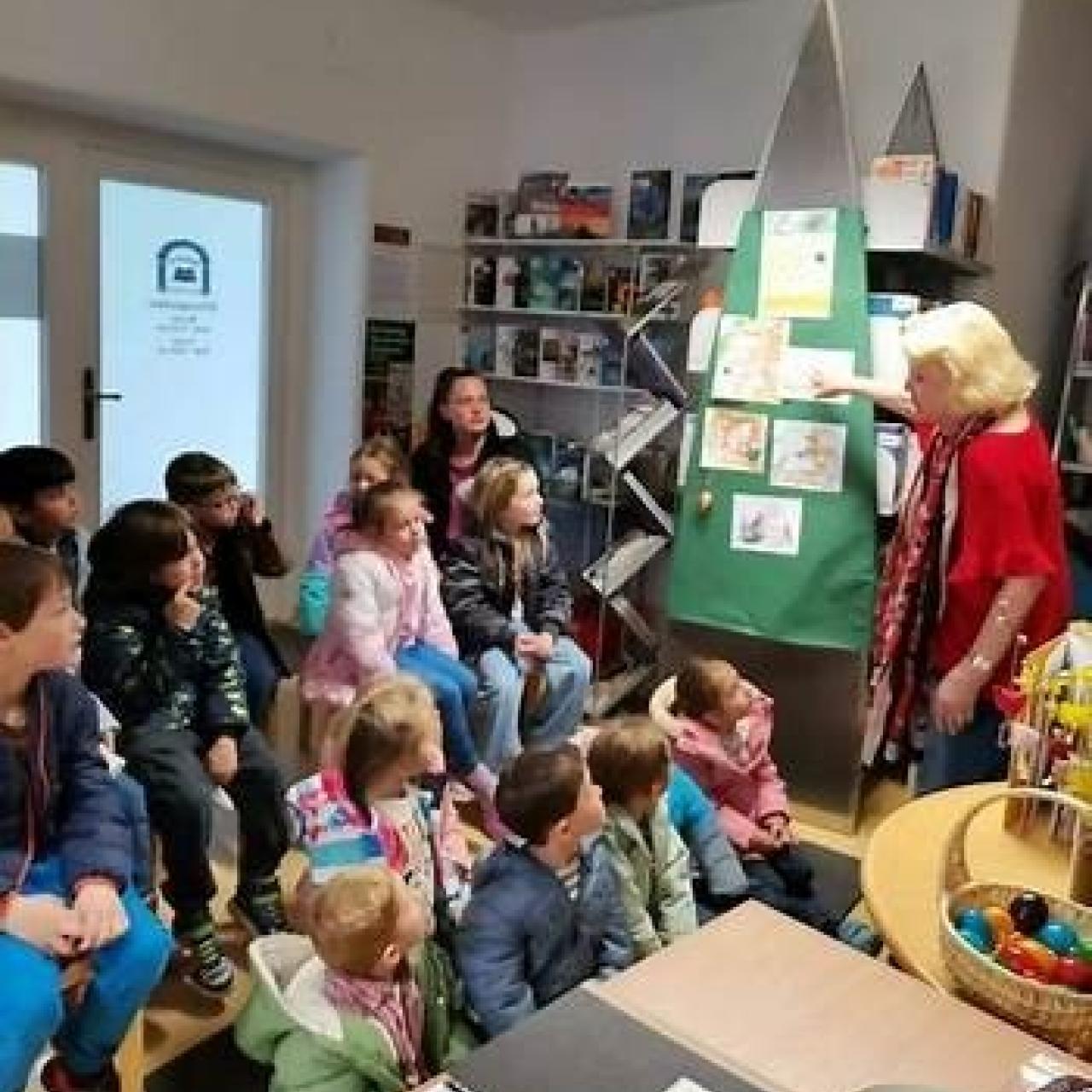 Andrea und Kinder, die ihr zuhören